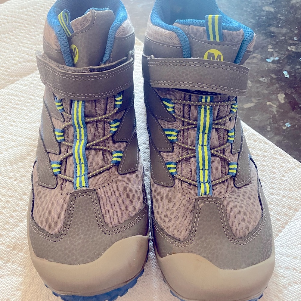 MERRELL Big Boys size 5, athletic boots